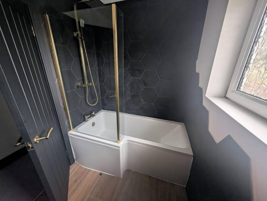 Modern 3Br Home - Private Parking - Tv In Every Bedroom Свонсі Екстер'єр фото