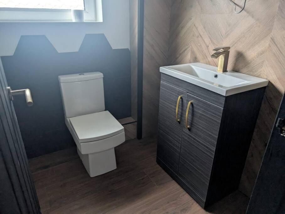Modern 3Br Home - Private Parking - Tv In Every Bedroom Свонсі Екстер'єр фото