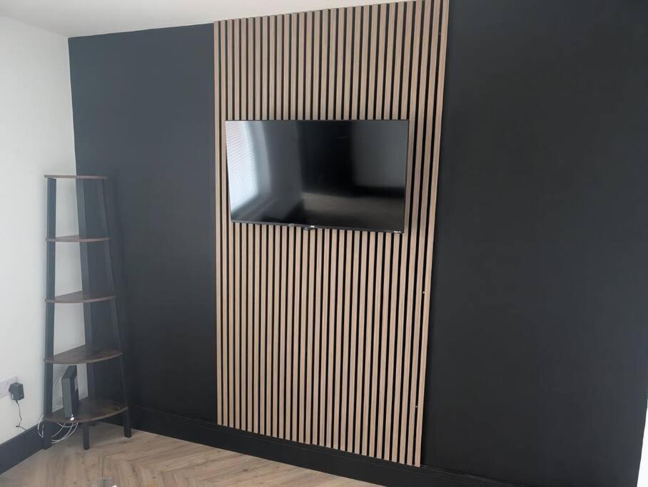 Modern 3Br Home - Private Parking - Tv In Every Bedroom Свонсі Екстер'єр фото