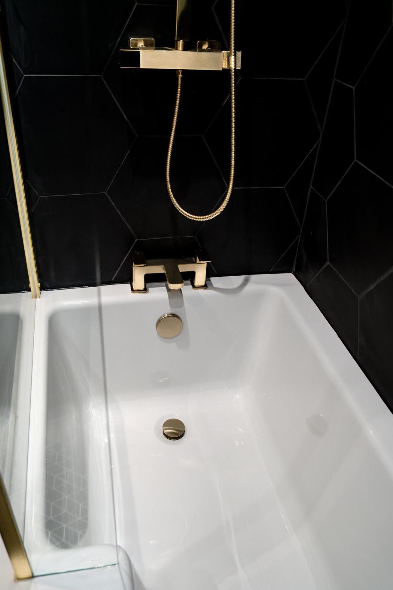 Modern 3Br Home - Private Parking - Tv In Every Bedroom Свонсі Екстер'єр фото