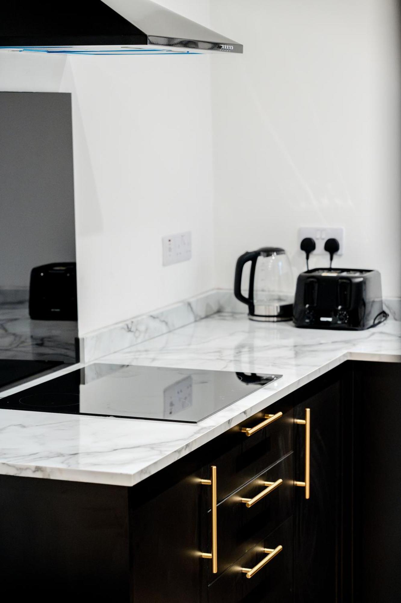 Modern 3Br Home - Private Parking - Tv In Every Bedroom Свонсі Екстер'єр фото
