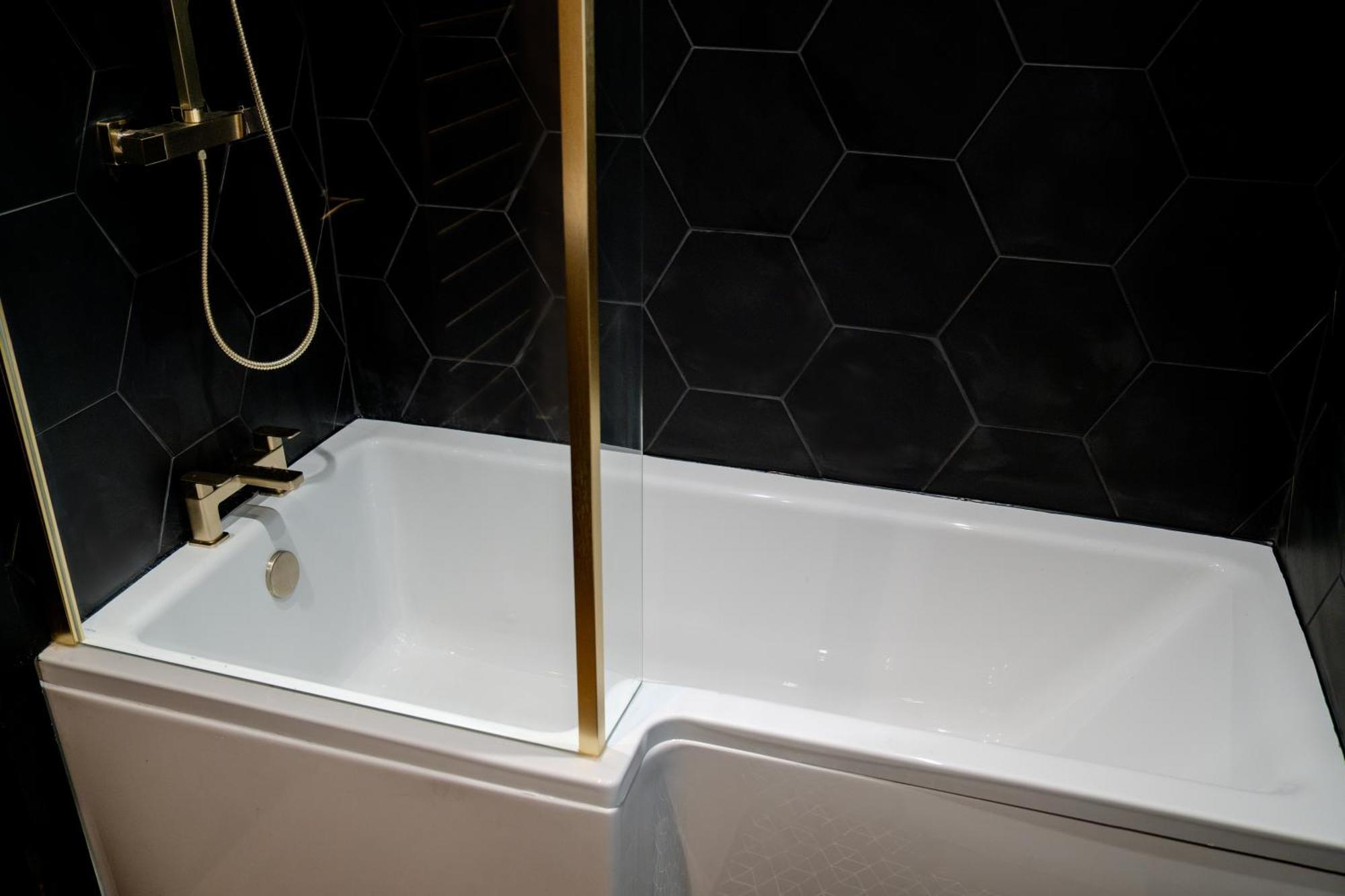 Modern 3Br Home - Private Parking - Tv In Every Bedroom Свонсі Екстер'єр фото