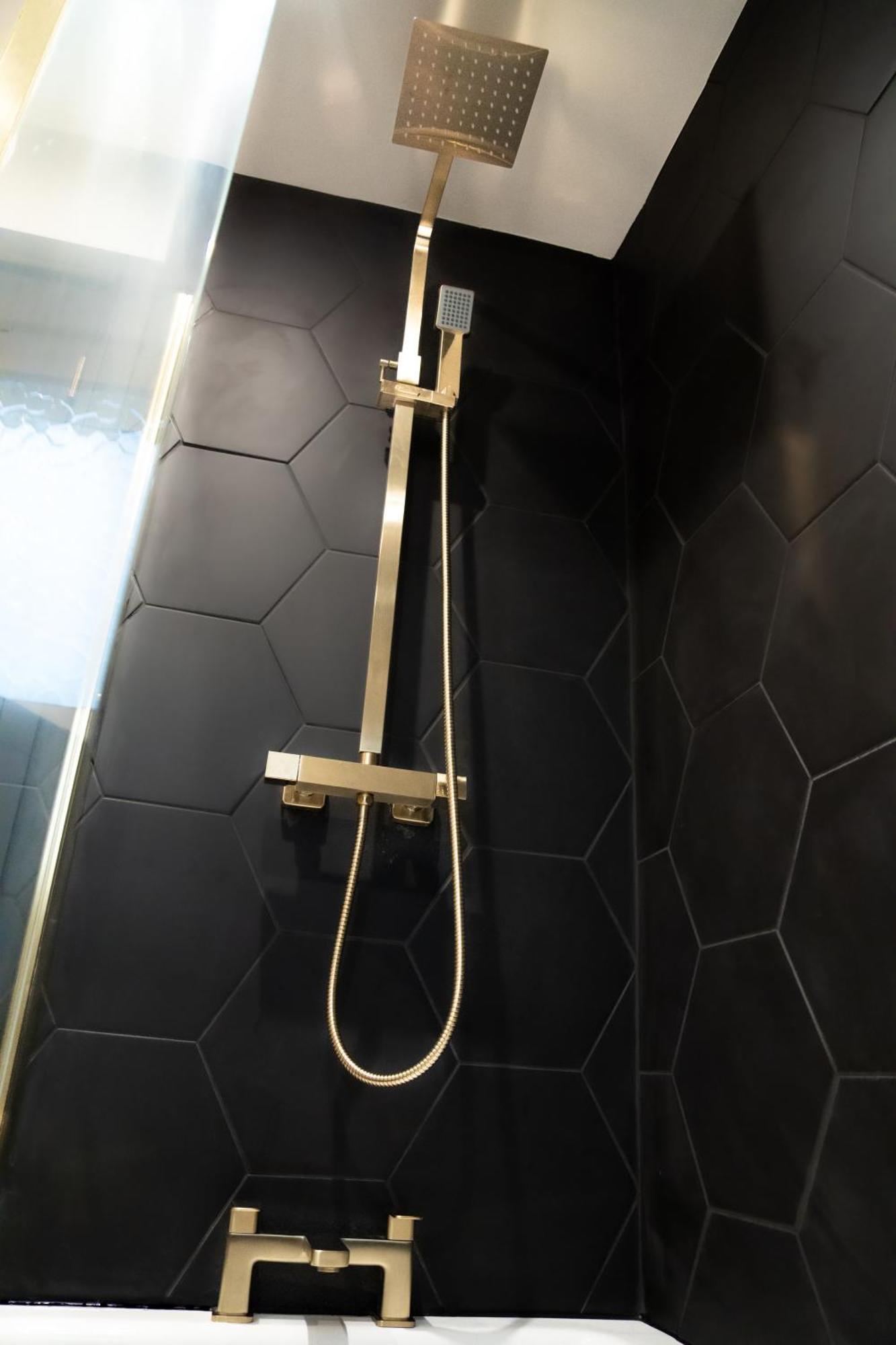 Modern 3Br Home - Private Parking - Tv In Every Bedroom Свонсі Екстер'єр фото