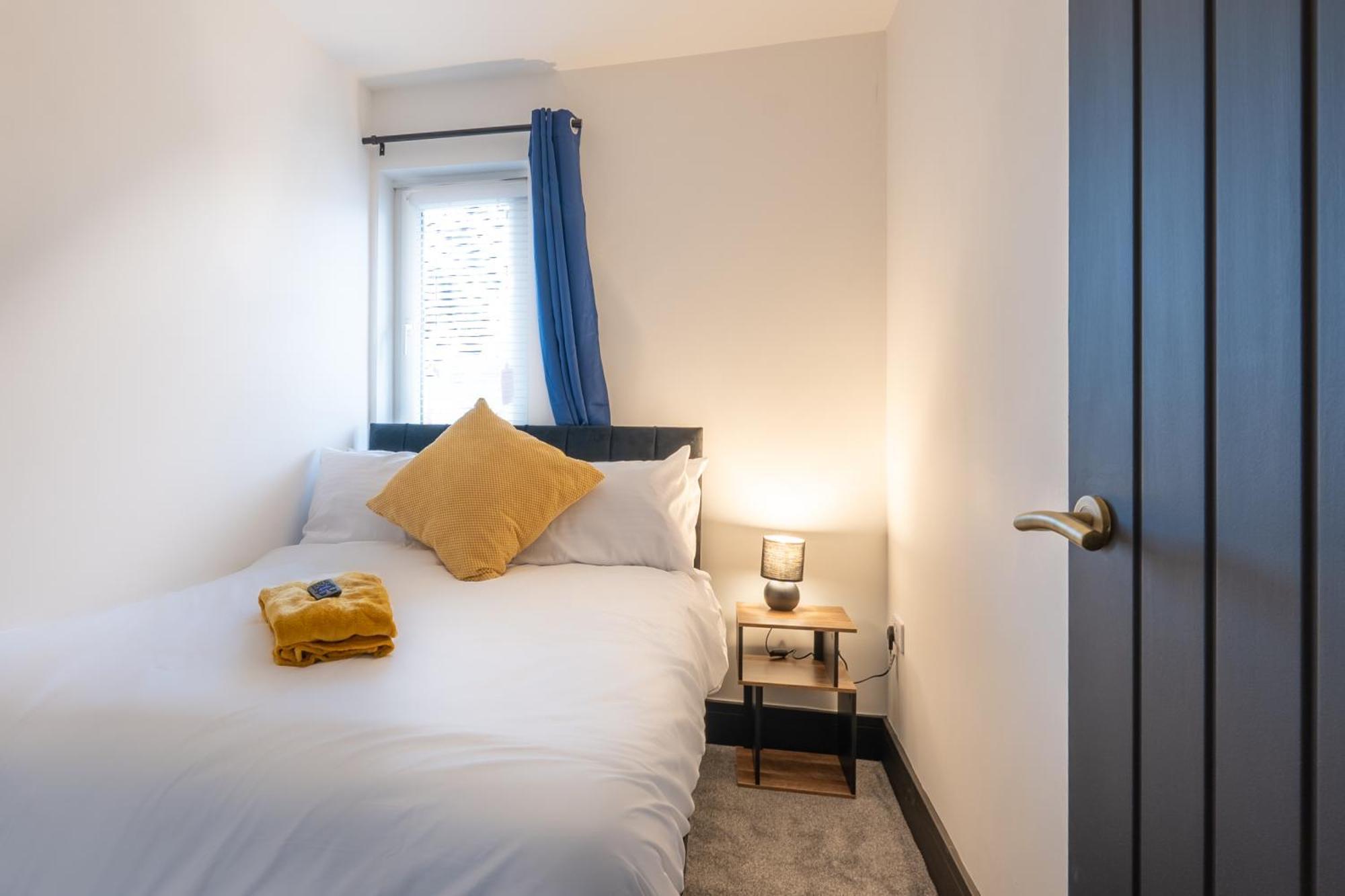 Modern 3Br Home - Private Parking - Tv In Every Bedroom Свонсі Екстер'єр фото